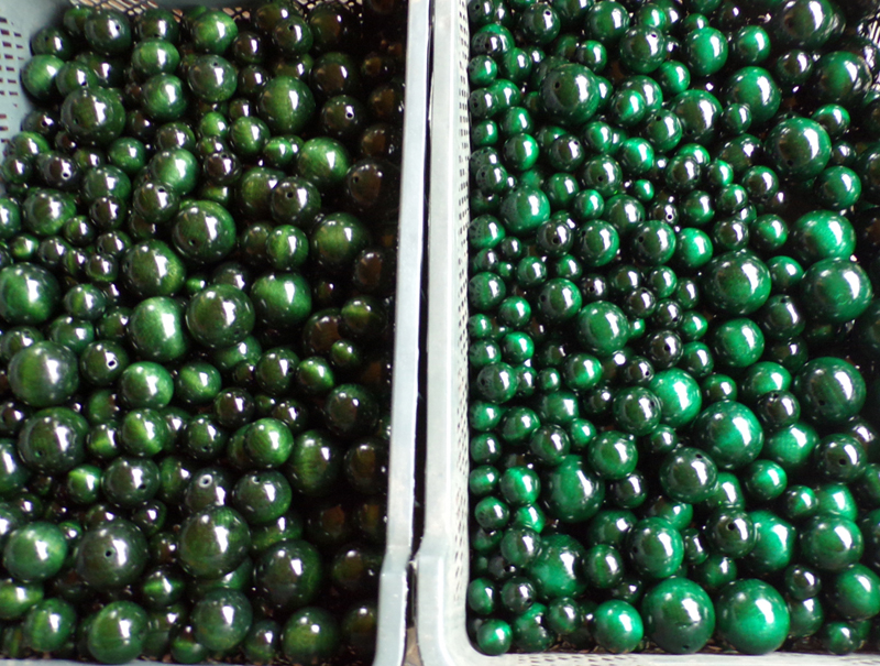 Koraliki malowane na zielono